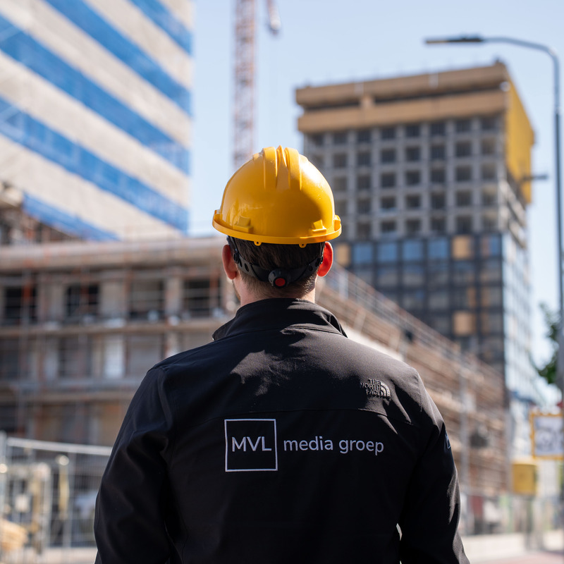 Bouwvakker met helm voor een bouwplaats