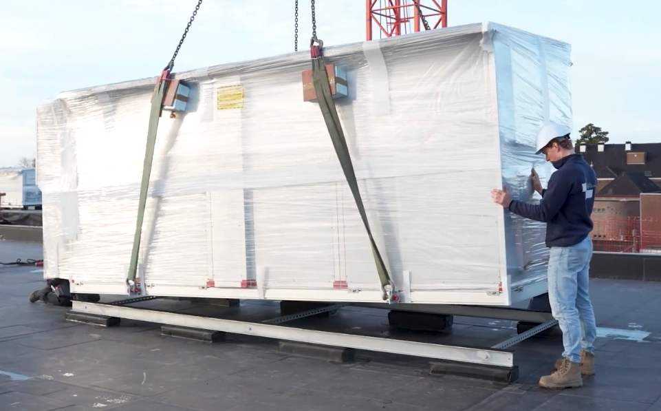 Grote verpakte lading wordt met kraan verplaatst